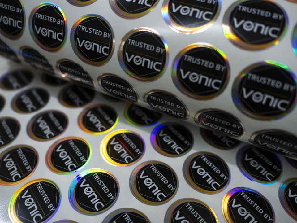 สติกเกอร์โฮโลแกรมสีเงินเงางาม เพิ่มความโดดเด่นให้สินค้าด้วยการสะท้อนแสงสุดพิเศษ