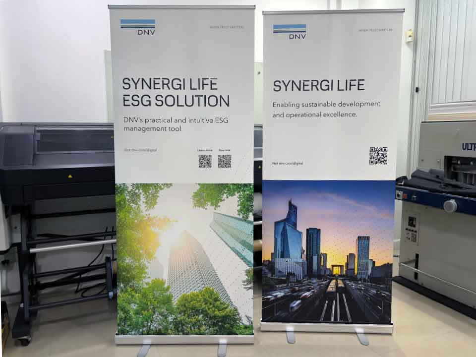 โรลอัพ 85x200 cm: ป้ายโฆษณามาตรฐานสำหรับงานแสดงสินค้าและการประชาสัมพันธ์ โรลอัพขนาด 85x200 cm ติดตั้งง่าย เหมาะสำหรับงานแสดงสินค้าและอีเว้นท์