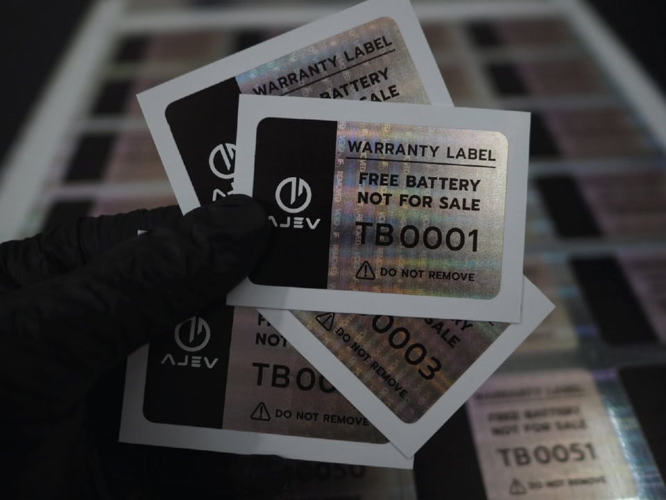 สติกเกอร์ Void if Remove แบบกันแกะ เมื่อลอกออกทิ้งคราบคำว่า VOID บนพื้นผิว