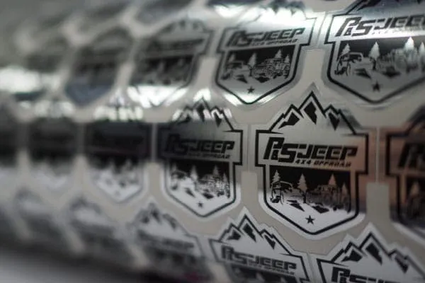 วัสดุพรีเมียมสำหรับการตกแต่งและเพิ่มมูลค่าสินค้า ฟอยล์วัสดุเงางาม เพิ่มความหรูหราให้กับผลิตภัณฑ์และบรรจุภัณฑ์