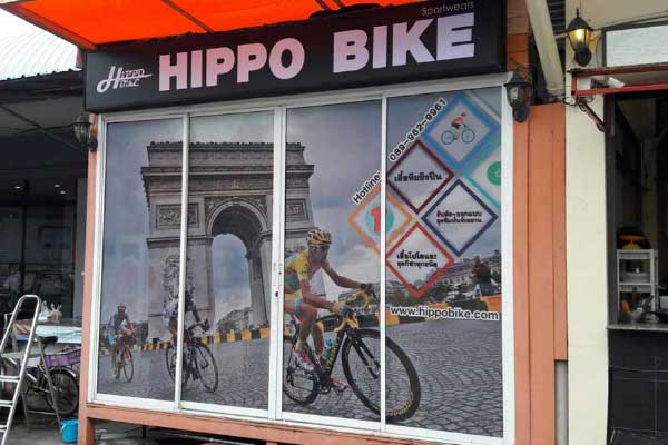 สติ๊กเกอร์ซีทรูพิมพ์ลาย: โฆษณาอย่างโดดเด่นด้วยสติ๊กเกอร์ลวดลายสวยงามบนกระจก สติ๊กเกอร์ซีทรูพิมพ์ลาย โปร่งใส มองเห็นได้จากด้านใน พร้อมลวดลายสวยงาม เหมาะสำหรับการติดกระจกหน้าร้านหรือรถยนต์