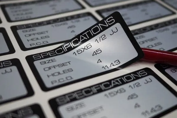 สติ๊กเกอร์ทนความร้อน: ตัวเลือกที่ทนทานสำหรับการใช้งานในสภาพแวดล้อมที่อุณหภูมิสูง สติ๊กเกอร์ทนความร้อน เหมาะสำหรับการใช้งานในอุณหภูมิสูง ทนทานและไม่หลุดลอก