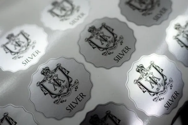 สติ๊กเกอร์สีเงิน: สร้างความหรูหราและเพิ่มความโดดเด่นให้กับสินค้าและแบรนด์ สติ๊กเกอร์สีเงิน เพิ่มความเงางามและหรูหรา เหมาะสำหรับบรรจุภัณฑ์และสินค้าพรีเมียม