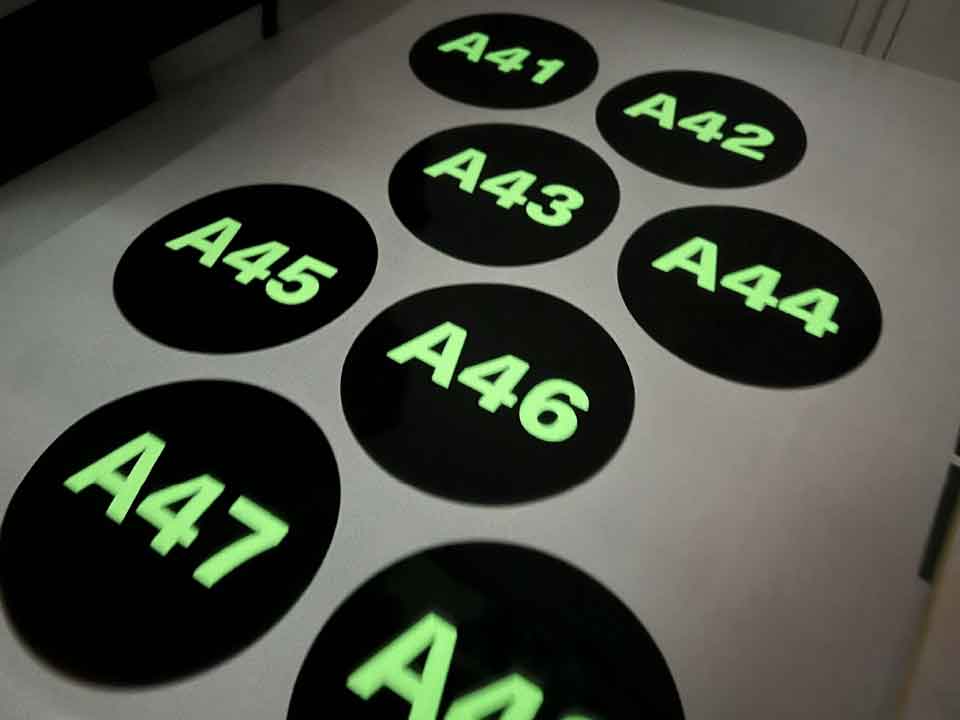 การพิมพ์สติกเกอร์เรืองแสง สำหรับการตกแต่งและเพิ่มความปลอดภัย